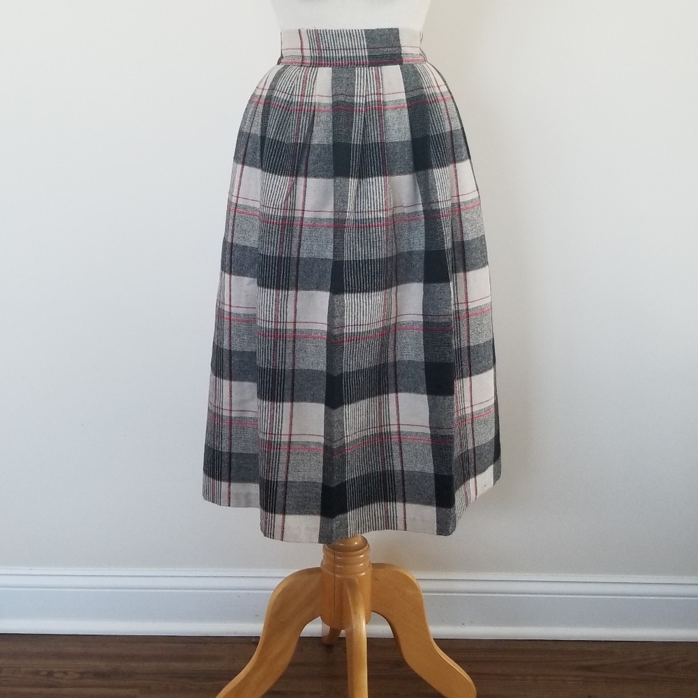 VINTAGE wool red black plaid skirt w/ POCKETS
